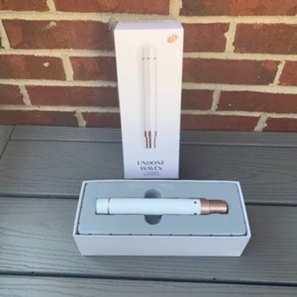 COPY - New T3 Voluminous Curls 1..0” Curling Barrel - Picture 3 of 9